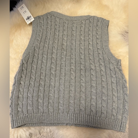 The A&F Mara Cable Button-Up Sweater Vest - Picture 7 of 8